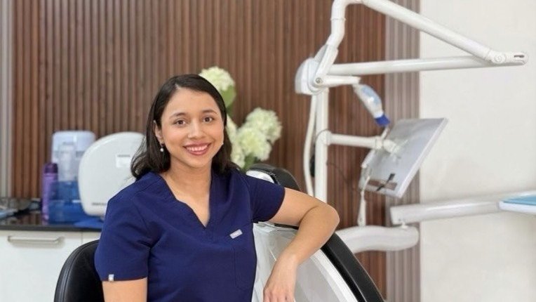 Dra. Sendy Zúniga Portillo en el consultorio de Odontología Neodonti, Centro Médico EQUISALUD